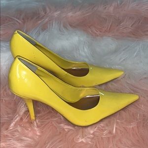Pointed heels 💛